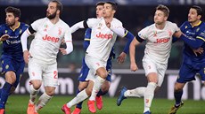 NÁB�H. Gonzálo Higuaín (vlevo), Cristiano Ronaldo (uprost�ed) a Matthijs de...