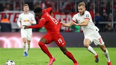 Konrad Laimer (Lipsko) dr�í za dres Alphonsa Daviese (Bayern).