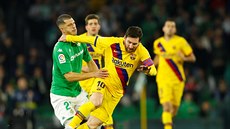 Lionel Messi (Barcelona) se snaží uniknout Guidu Rodríguezovi (Betis).