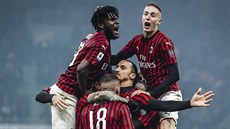 Zlatan Ibrahimovič (uprostřed) v obležení spoluhráčů z AC Milán poté, co...