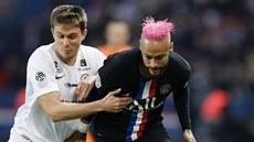 Neymar z Paíe St. Germain (vpravo) se snaí obejít Arnauda Souqueta z...