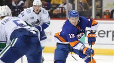 Mathew Barzal z New Yorku Islanders se sna�í vymyslet p�ihrávku v utkání proti...