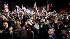 Tisíce stoupenců brexitu zaplnily náměstí u britského parlamentu. Nechyběl zpěv...