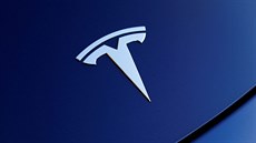 Logo spolenosti Tesla na pední kapot elektromobilu Model 3 (8. února 2020)