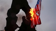 Íránci pálí vlajku USA pi protestech proti zabití velitele íránských elitních...