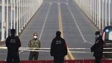 Mu eká na most pes eku Jang-c-iang u msta iou-iang. (4. února 2020)