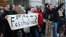 V Berlín protestují kvli zvolení svobodného demokrata Thomase Kemmericha...
