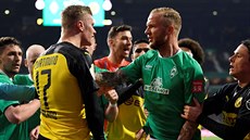 Norský útočník Borussie Dortmund Erling Haaland ve při s obráncem Brém Kevinem...