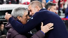 Quiqe Setién, trenér Barcelony, se zdraví se svým protějškem z Athletiku Bilbao...