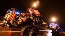 Hasii pi zásahu u nehody automobilu a traktoru mezi Ostravou a Havíovem. (2....