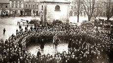 Nmecká vojenská jednotka se 3. února 1920 na hluínském námstí louí s...
