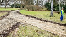 Cesty v zámeckém parku v Teboni u nebudou asfaltové.