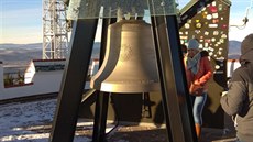 Zvon stojí na rozhledn na Kleti.
