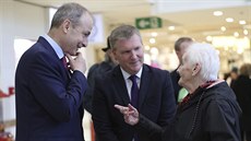 Pedseda irské strany Fianna Fáil Micheál Martin (vlevo) se den ped...