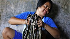 Indonésan s hady z hadích jatek v Kapetakanu. Suené hadí maso se vyváí do...