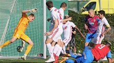 Plzetí fotbalisté Beauguel a Hlouek ped bránou CSKA Sofie v pípravném...