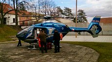 Jeden z mu�� byl letecky transportován do nemocnice.