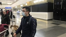 Jan Linha pat�í mezi poslední pasa�éry, kte�í se vrátili z �íny p�ímým letem....