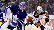 Ond�ej Ka�e z Anaheimu atakuje branká�e  Toronta Jacka Campbella.