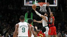 Jayson Tatum z Bostonu zakonuje v utkání proti Atlant.