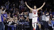 Furkan Korkmaz z týmu Philadelphia 76ers slaví vydaený trojkový pokus.