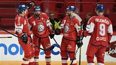 Roman Horák (druhý zleva) slaví s dalími eskými hokejisty gól proti Finsku na...