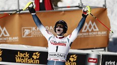 Clément Noël slaví triumf ve slalomu v Chamonix.