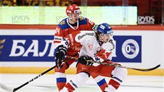 Čech Libor Šulák a Rus Pavel Kudrjavcev v souboji v utkání Švédských hokejových...