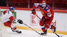 Ruský hokejista Maxim Mamin atakovaný Jakubem Jeřábkem z Česka