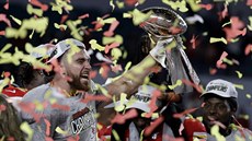 Travis Kelce a jeho spoluhráči z Kansasu se radují z triumfu v Super Bowlu.