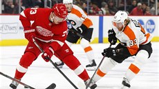 Jakub Voráek (vpravo) z Philadelphie brání  Adama Ernea z Detroitu.