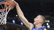 Kristaps Porzingis z Dallasu dává jeden ze svých ko v duelu s Indianou.