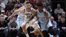 Jimmy Butler z Miami útoí, Ben Simmons z Philadelphie ho peliv sleduje.