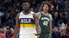 Zion Williamson (vlevo) z New Orleans a Robin Lopez z Milwaukee.