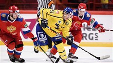 védský hokejista Emil Sylvegard (uprosted) prochází mezi ruskými hrái Ivanem...
