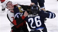 Blake Wheeler (vpravo) z Winniipegu v souboji s ' Bradym Tkachukem z Ottawy.