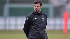 Matú Kozáik sleduje na tréninku své bývalé spoluhráe a nov svence.