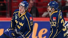 Švédové Samuel Fagemo a Lukas Bengtsson se radují z gólu v duelu s Finskem.