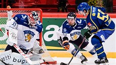 Švédský hokejista Linus Johansson  střílí gól v duelu s Finskem.