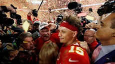 Patrick Mahomes (15) z Kansas City Chiefs a jeho trenér Andy Reid slaví výhru v...