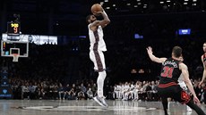 Kyrie Irving z Brooklynu pálí na ko Chicaga, brání ho Tomá Satoranský.