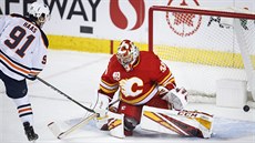 Gaetan Haas z Edmontonu p�ekonává Davida Ritticha v brance Calgary.