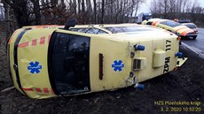 Na Plze�sku v pond�lí dopoledne havarovala sanitka. Vyjela ze silnice a...