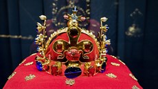 Kopie Svatováclavské koruny Karla IV. je souástí expozice korunovaních...