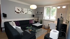 Obývacímu pokoji dominuje rozlehlá sedaka ve tvaru L.