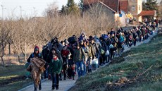 Migranti v Srbsku na cest k hranici s Maarskem (6. února 2020)