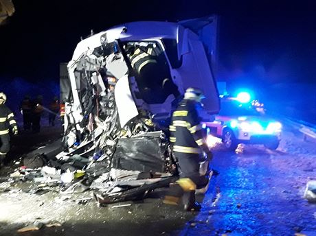 Nehoda kamion na D1 u Humpolce z noci na stedu. (12. února 2020)