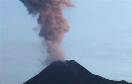 Indonéská sopka Merapi vychrlila mnoství lávy, sopených plyn a popela. Oblak...