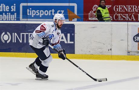 Plzeský Bohumil Jank hraje s pukem v utkání proti Olomouci.