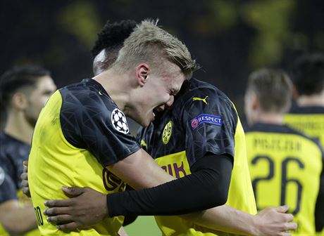 Erling Haaland (vlevo) a Dan-Axel Zagadou se raduj z branky Dortmundu proti...